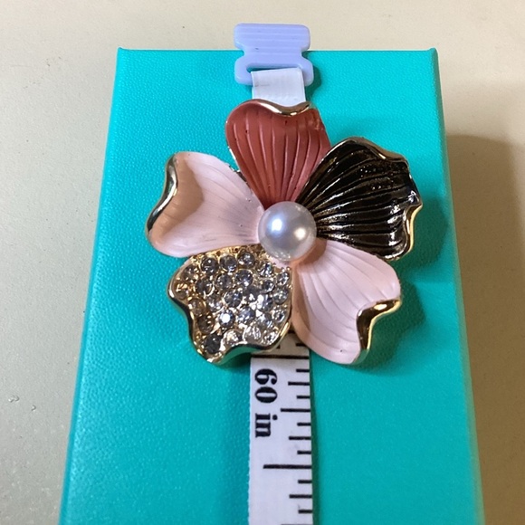 NEWT VINTAGE Elegant Floral Pearl Brooch. - Picture 8 of 11